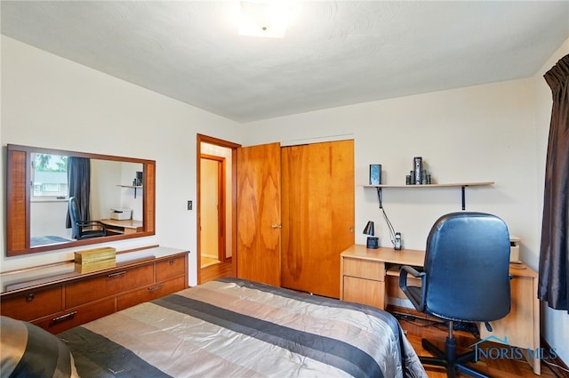 2519 Melva Ct, Toledo, OH 43611 - bedroom with a desk