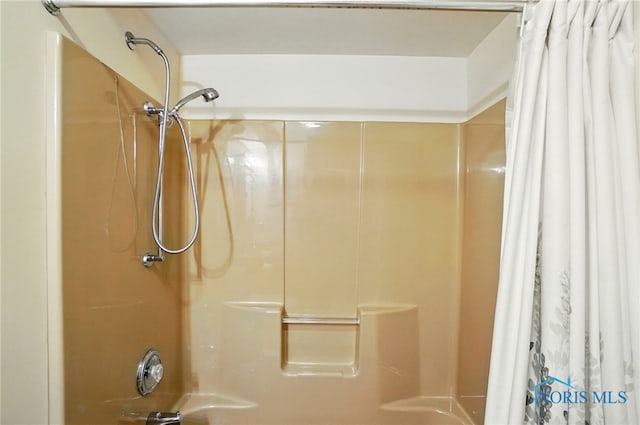 2519 Melva Ct, Toledo, OH 43611 - bathroom with shower / bathtub combination with curtain