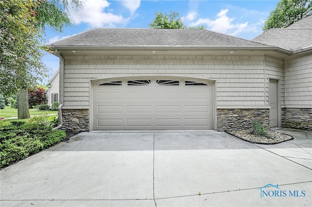 4068 Deer Ravine Ct, Maumee, OH 43537 - garage featuring driveway