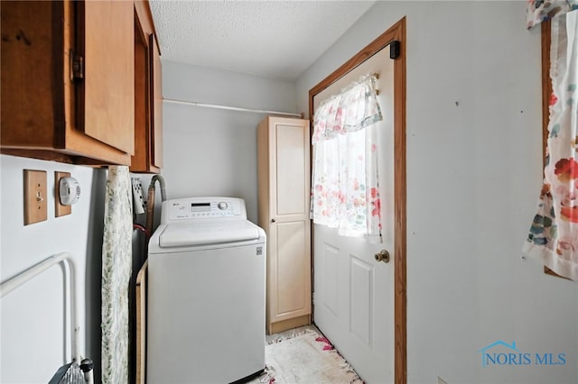 356 S Belmore St, Leipsic, OH 45856 - washroom with washer / dryer, cabinet space, and a textured ceiling