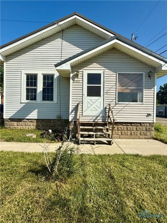 424 E Clinton St, Napoleon, OH 43545 - rear view of house featuring entry steps