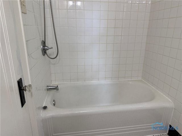 733 Mayfair Blvd, Toledo, OH 43612 - bathroom with washtub / shower combination