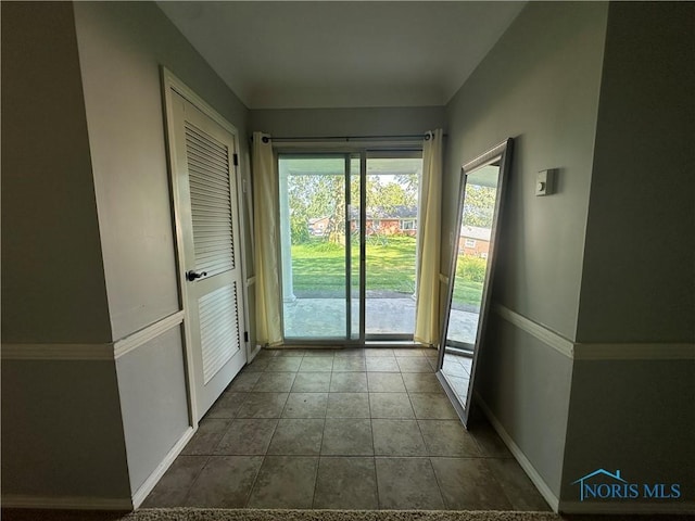 101 Maplewood Dr, Pandora, OH 45877 - entryway featuring baseboards