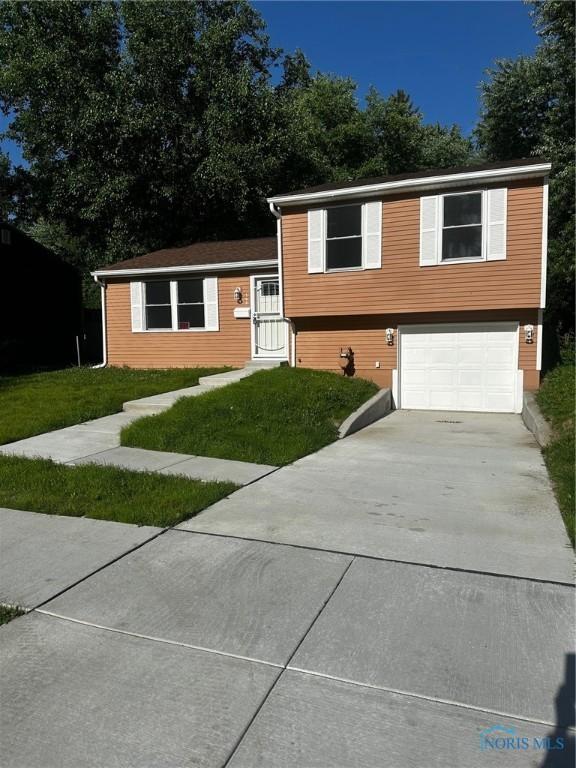 140 Ivanhill Rd, Toledo, OH 43615 - split level home featuring driveway, a garage, and a front lawn
