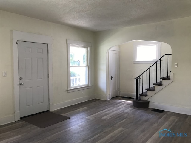 422 E Lake St, Toledo, OH 43608 - entryway featuring arched walkways, wood finished floors, plenty of natural light, and a textured ceiling