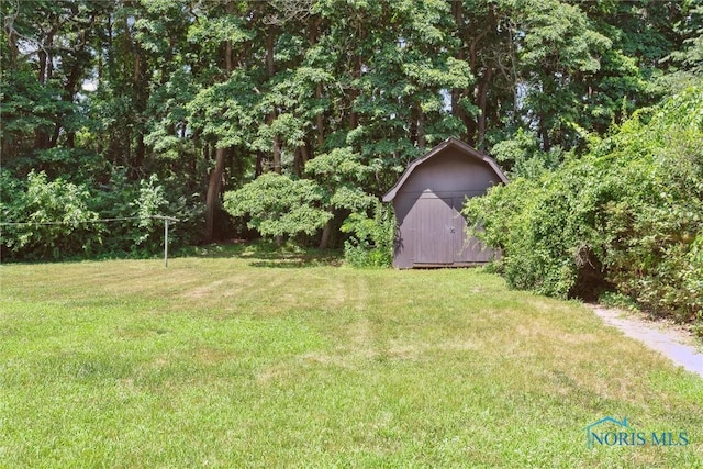7948 Holstein Rd, Toledo, OH 43617 - view of grassy yard with a storage shed