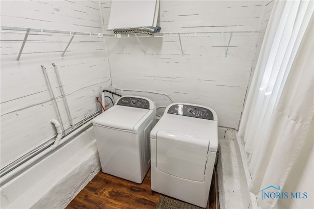 1022 E Sandusky St, Findlay, OH 45840 - laundry area featuring washer and clothes dryer and wood finished floors