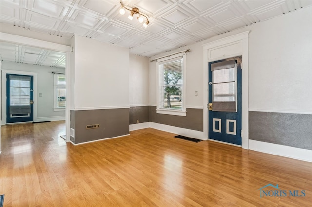 1022 E Sandusky St, Findlay, OH 45840 - empty room featuring plenty of natural light, light wood finished floors, and an ornate ceiling