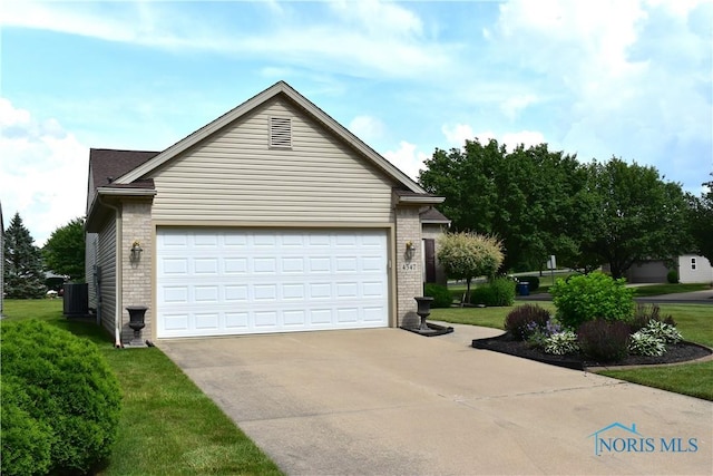 4547 Harbour Creek Ct, Maumee, OH 43537 - garage featuring driveway