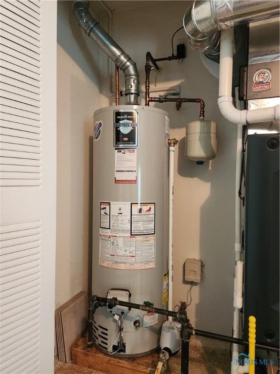 4547 Harbour Creek Ct, Maumee, OH 43537 - utility room with gas water heater