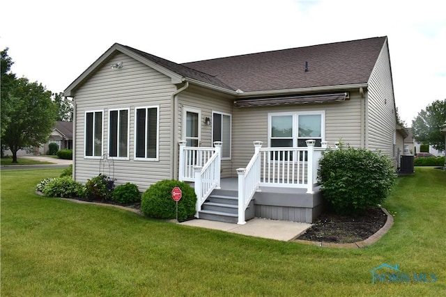 4547 Harbour Creek Ct, Maumee, OH 43537 - view of front facade with a front yard and a shingled roof