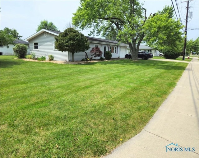 317 E Rosewood Ave, Defiance, OH 43512 - single story home with a front yard