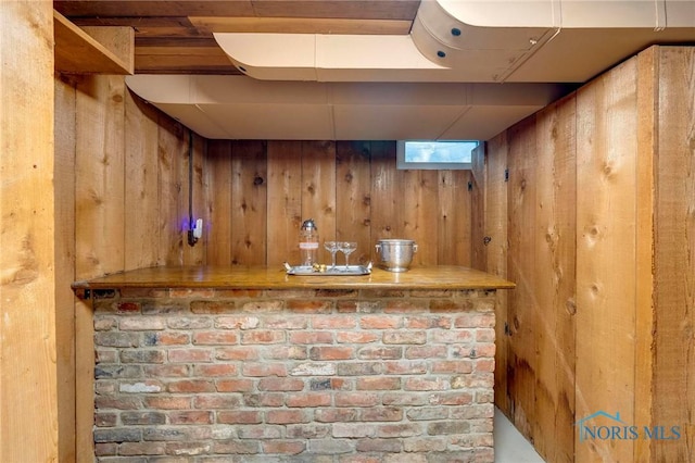 4146 Northmoor Rd, Ottawa Hills, OH 43606 - bar area with wood walls
