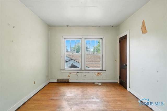 1452 Rollins Rd, Toledo, OH 43612 - unfurnished room with light wood finished floors