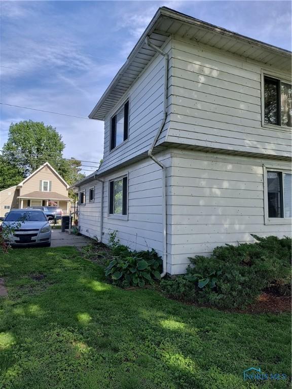 10 Edgewater, Toledo, OH 43611 - view of home's exterior with a lawn