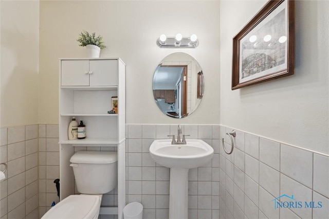17918 Dunbridge Rd, Bowling Green, OH 43402 - bathroom featuring tile walls and a wainscoted wall