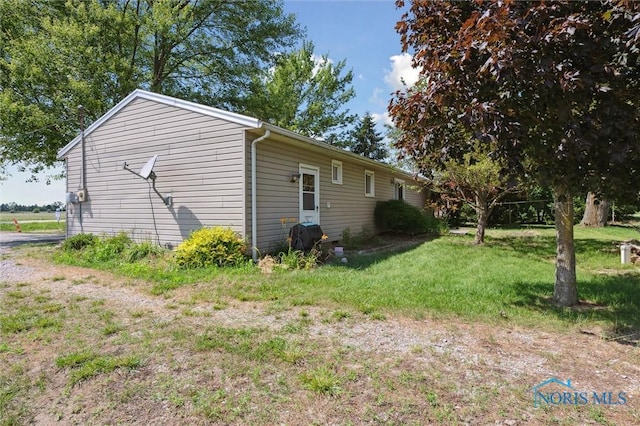 17918 Dunbridge Rd, Bowling Green, OH 43402 - view of side of home featuring a lawn