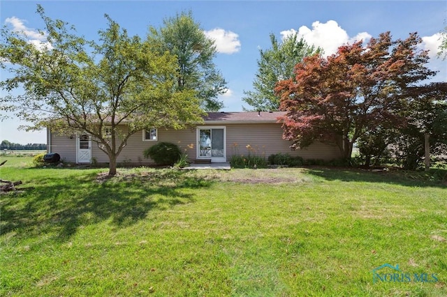 17918 Dunbridge Rd, Bowling Green, OH 43402 - view of front of home with a front lawn