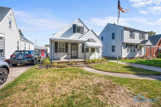721 Colima Dr, Toledo, OH 43609 - view of front of property featuring a front lawn and board and batten siding
