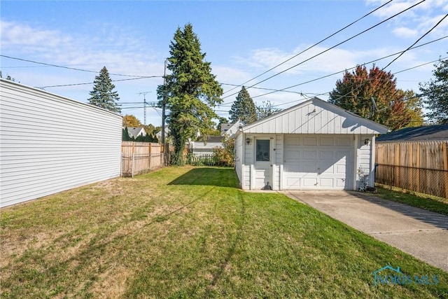 721 Colima Dr, Toledo, OH 43609 - detached garage featuring driveway