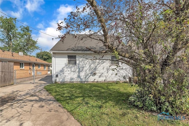 1845 Newport Ave, Toledo, OH 43613 - view of side of property featuring a gate
