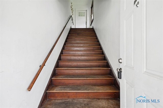 3042 Schneider Rd, Toledo, OH 43614 - view of staircase