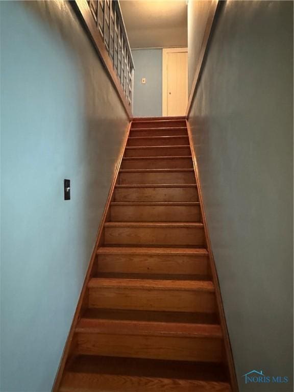 520 W Main St, Leipsic, OH 45856 - view of staircase