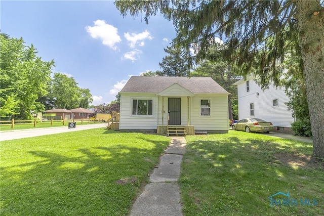 926 Searles Rd, Toledo, OH 43607 - bungalow-style home featuring a front lawn