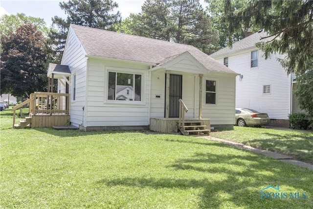 926 Searles Rd, Toledo, OH 43607 - bungalow-style home with roof with shingles and a front lawn