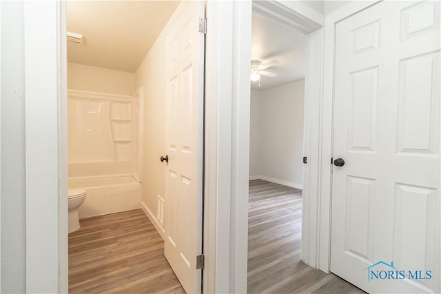 926 Searles Rd, Toledo, OH 43607 - corridor featuring light wood-style floors