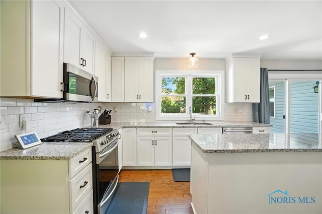 845 Oak Knoll Dr, Perrysburg, OH 43551 - kitchen with stainless steel appliances, backsplash, white cabinetry, light wood finished floors, and recessed lighting