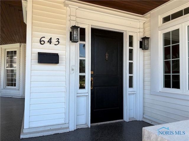 643 S Clinton St, Defiance, OH 43512 - doorway to property featuring covered porch