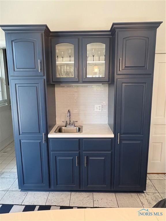 643 S Clinton St, Defiance, OH 43512 - indoor wet bar with backsplash