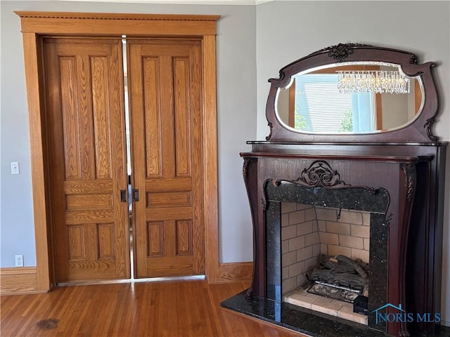 643 S Clinton St, Defiance, OH 43512 - entrance foyer with a chandelier and wood finished floors