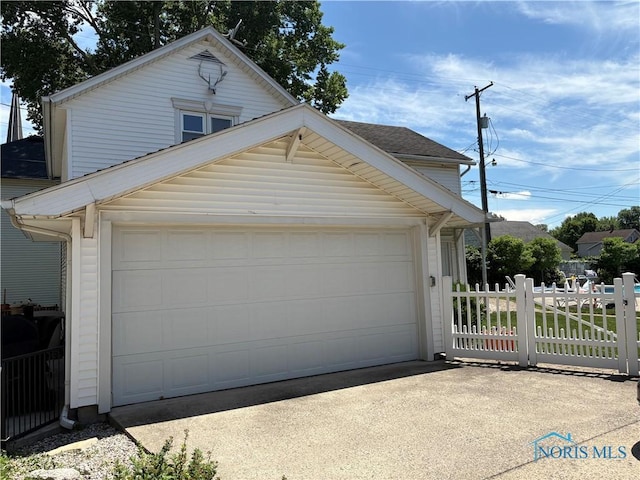 643 S Clinton St, Defiance, OH 43512 - view of garage