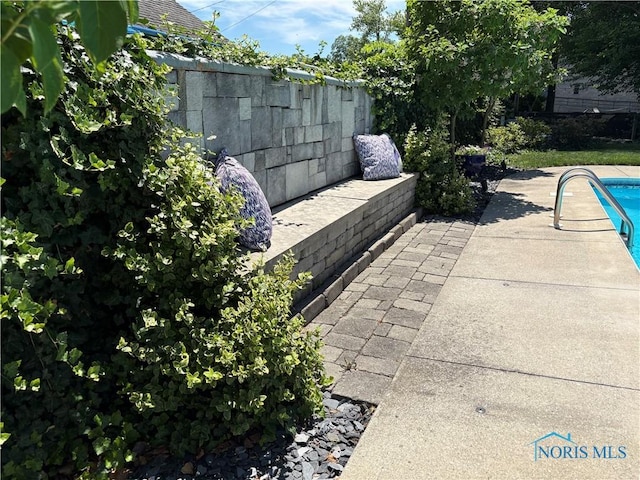 643 S Clinton St, Defiance, OH 43512 - exterior view of a pool