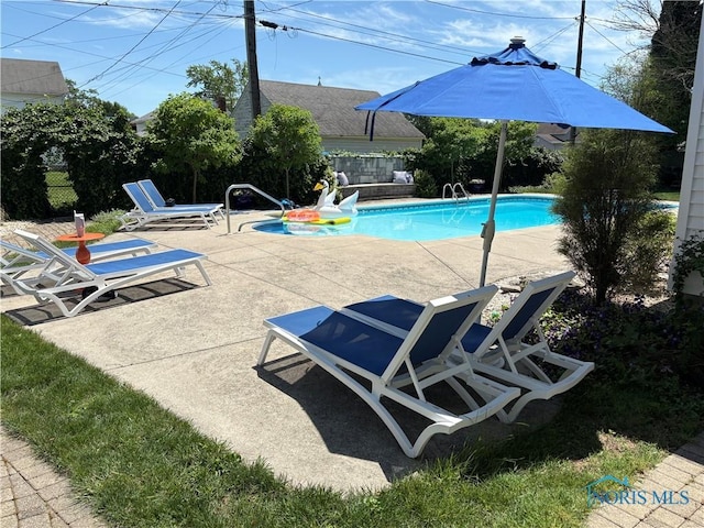 643 S Clinton St, Defiance, OH 43512 - view of swimming pool featuring a patio area