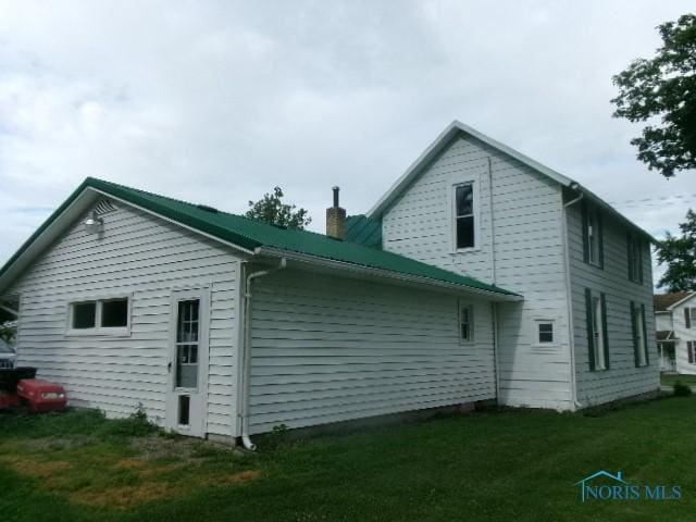 530 N Taft Ave, Ottawa, OH 45875 - back of property with a chimney and a yard