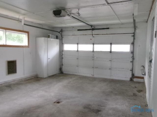 530 N Taft Ave, Ottawa, OH 45875 - garage with a garage door opener