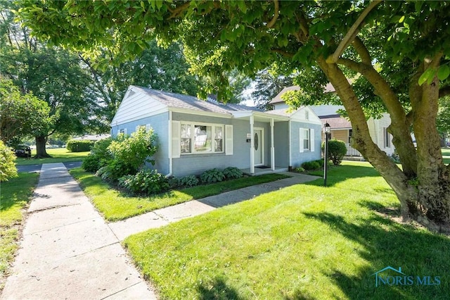 1201 S Blanchard St, Findlay, OH 45840 - bungalow-style house with a front yard