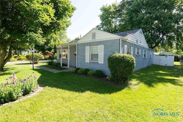 1201 S Blanchard St, Findlay, OH 45840 - view of front facade with a front lawn