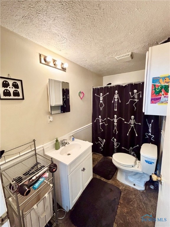 307 Spencerville St, Hicksville, OH 43526 - bathroom featuring vanity, a textured ceiling, a shower with curtain, and a wainscoted wall