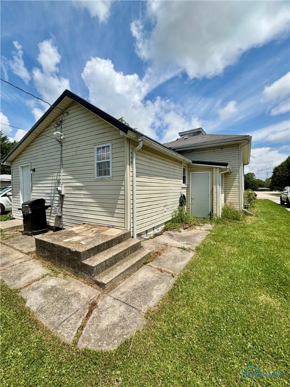 307 Spencerville St, Hicksville, OH 43526 - rear view of house with a lawn