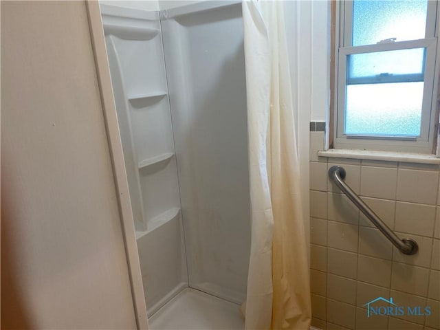 2534 Montebello Rd, Toledo, OH 43607 - full bath featuring a stall shower