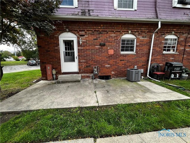 3217 Glanzman Rd Unit 14, Toledo, OH 43614 - view of patio with area for grilling and entry steps