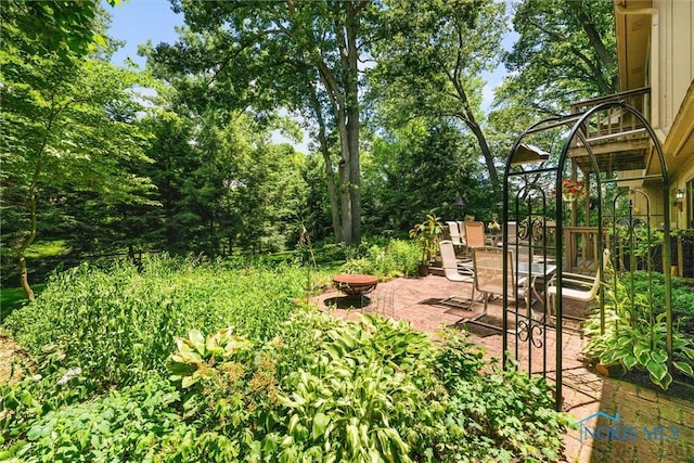 7118 Jamesford Dr, Toledo, OH 43617 - view of yard featuring a patio
