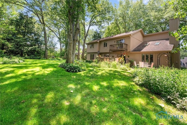 7118 Jamesford Dr, Toledo, OH 43617 - view of green lawn with a balcony