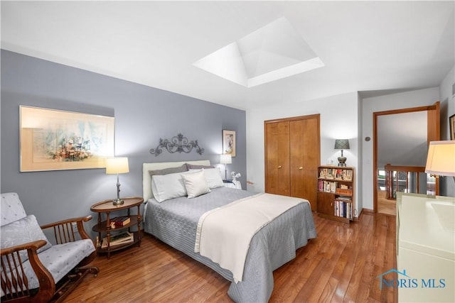 7118 Jamesford Dr, Toledo, OH 43617 - bedroom featuring hardwood / wood-style floors, a skylight, and a closet