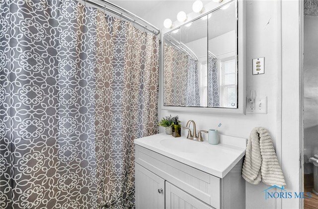 3162 Glanzman Rd, Toledo, OH 43614 - full bath with vanity