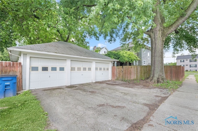 3162 Glanzman Rd, Toledo, OH 43614 - view of detached garage